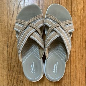 CLARKS Cloudsteppers Sandals